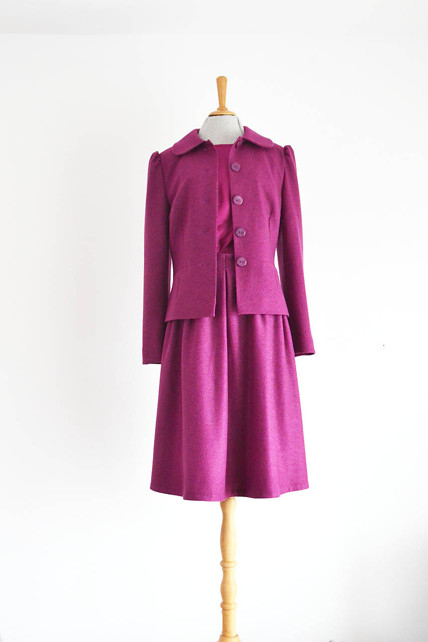 Vlnený kostým - sako s okrúhlym golierikom a sukňa so záhybmi 