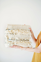 Úžitkový textil - Ručne tkaný vlnený dekoračný vankúš (biela/horčicová) - 12513797_