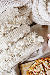 Úžitkový textil - Ručne tkaný vlnený dekoračný vankúš (biela/horčicová) - 12513800_