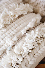Úžitkový textil - Ručne tkaný vlnený dekoračný vankúš (biela/horčicová) - 12513802_