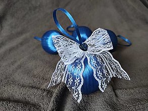 Dekorácie - Vianočné modré gule s čipkou - 12519342_
