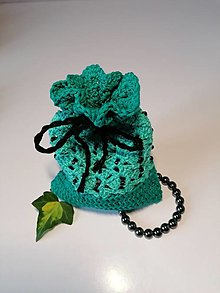 Úžitkový textil - Darčekové vrecúško zelené s korálikmi - 12520552_