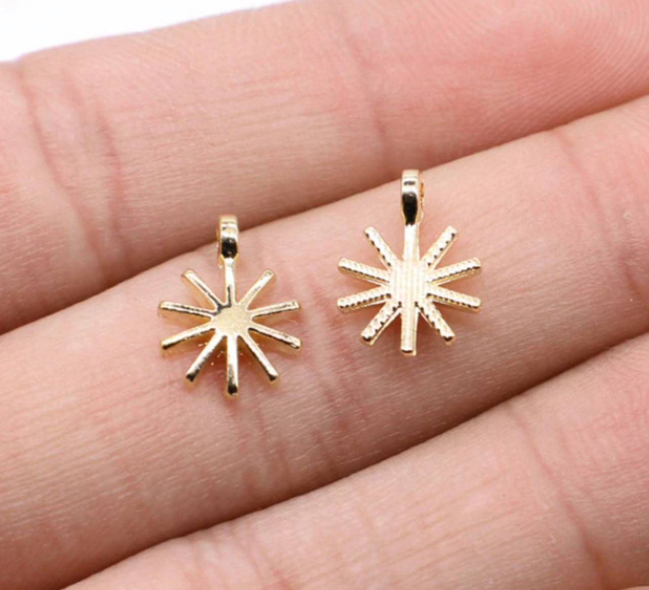 PR104 Prívesok vločka 1 cm  (Zlatá)