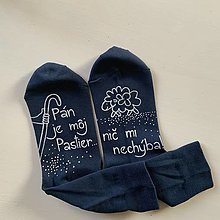 Ponožky, pančuchy, obuv - Motivačné maľované ponožky s nápisom: "Pán je môj pastier!" (Tmavomodré s obrázkom pastierskej palice a ovečky) - 12536643_