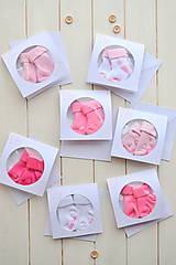 Papiernictvo - gratulačný otvárací pozdrav s ponožtičkami, pre dievčatko,rôzne farby - 12549308_