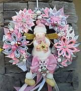 Dekorácie - Vianočný ružovo strieborný veniec-  škriatok alebo anjelik (Anjelik s ružovou čiapkou) - 12550057_