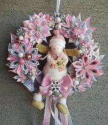 Dekorácie - Vianočný ružovo strieborný veniec-  škriatok alebo anjelik (Bielo ružový anjelik) - 12550064_