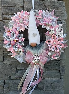 Dekorácie - Vianočný ružovo strieborný veniec-  škriatok alebo anjelik (Biely skriatok) - 12550065_