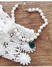 Náhrdelníky - Perlový náhrdelník s kryštálom swarovski v smaragdovej farbe - 12551291_