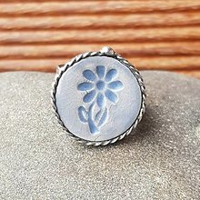 Prstene - Cínovaný prsteň s keramickým očkom - Kvietok (modrý kruhový) - 12555366_