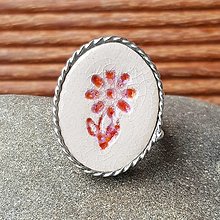 Prstene - Cínovaný prsteň s keramickým očkom - Kvietok (červený) - 12555383_