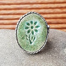 Prstene - Cínovaný prsteň s keramickým očkom - Kvietok (zelený) - 12555384_