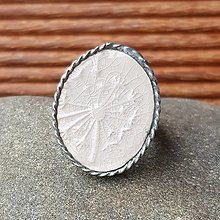 Prstene - Cínovaný prsteň s keramickým očkom - Púpavka (biela) - 12555550_