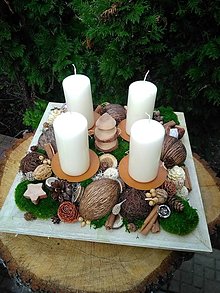Dekorácie - prírodný adventný veniec v drevenom podnose so sviečkami 32x32 cm av3 - 12554211_