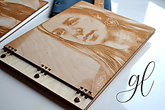 Fotokniha s drevenou gravírovanou obálkou