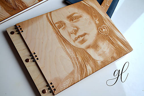 Fotokniha s drevenou gravírovanou obálkou