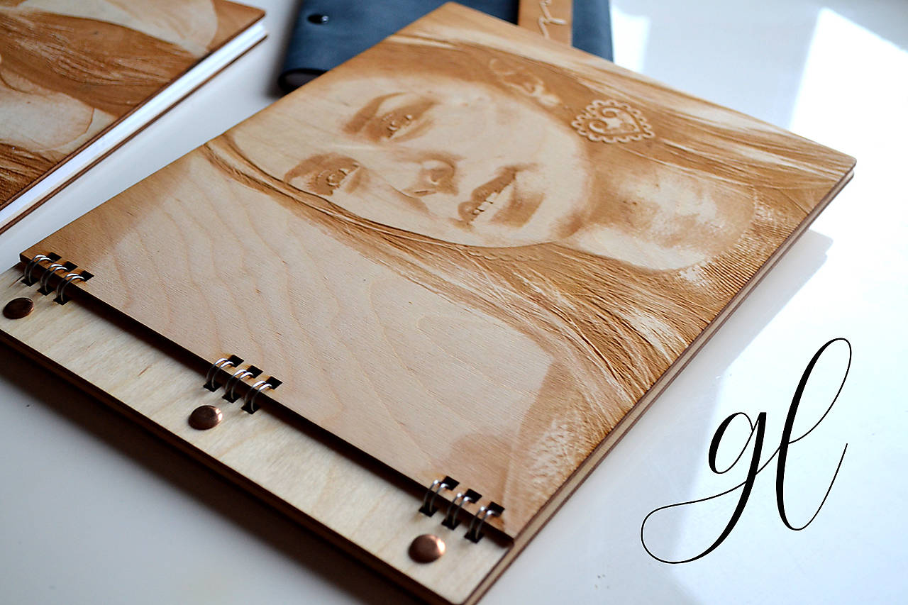 Fotokniha s drevenou gravírovanou obálkou (50 stranová)