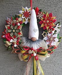 Dekorácie - Vianočný veniec v tradičných farbách, škriatok, srdiečko alebo anjelik (Biely škriatok) - 12560676_