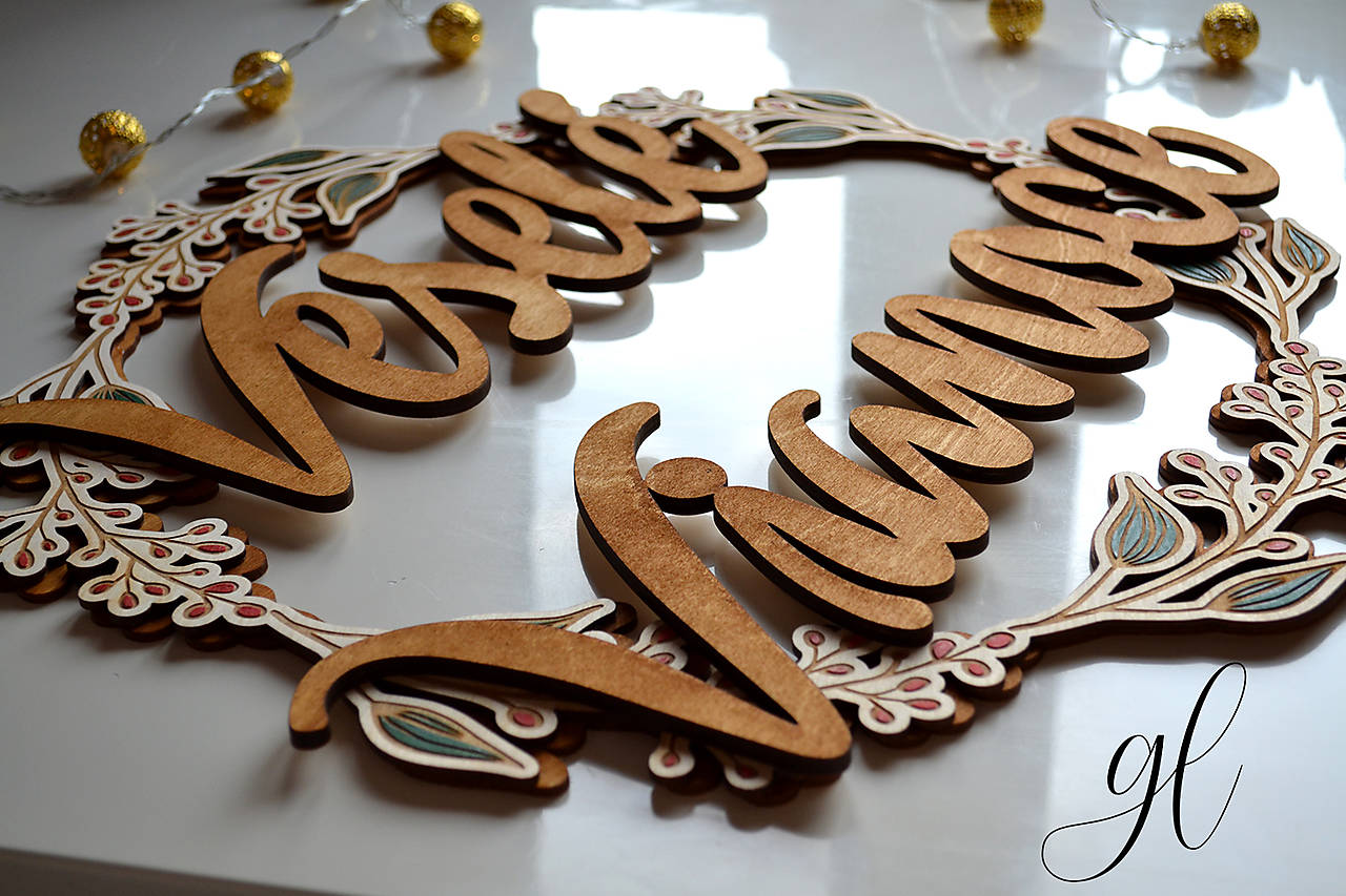 Drevený veniec na dvere Veselé Vianoce (priemer 25 cm)