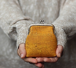 Peňaženky - Korková peňaženka s kovovým rámikom - žltá - 12570818_