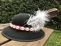 Čiapky, čelenky, klobúky - Ľudový (folklórny) klobúk s pierkom - 12575738_