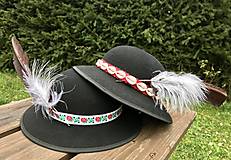Čiapky, čelenky, klobúky - Ľudový (folklórny) klobúk s pierkom - 12575739_