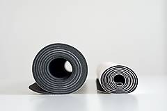 Úžitkový textil - Štýlová joga podložka Poznanie z 100% prírodného kaučuku - 12574848_