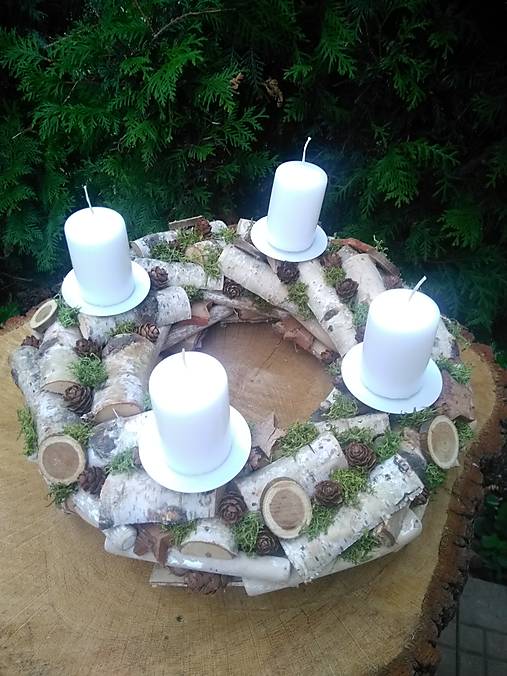 Dekorácie - prírodný adventný veniec z brezových drievok 30 cm so sviečkami   av6 - 12579403_