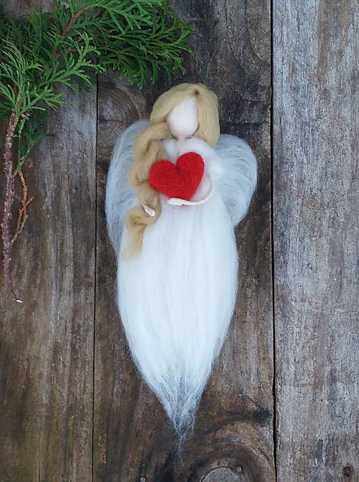 Dekorácie - Anjel z ovčieho rúna so srdiečkom, na zavesenie - 12580545_