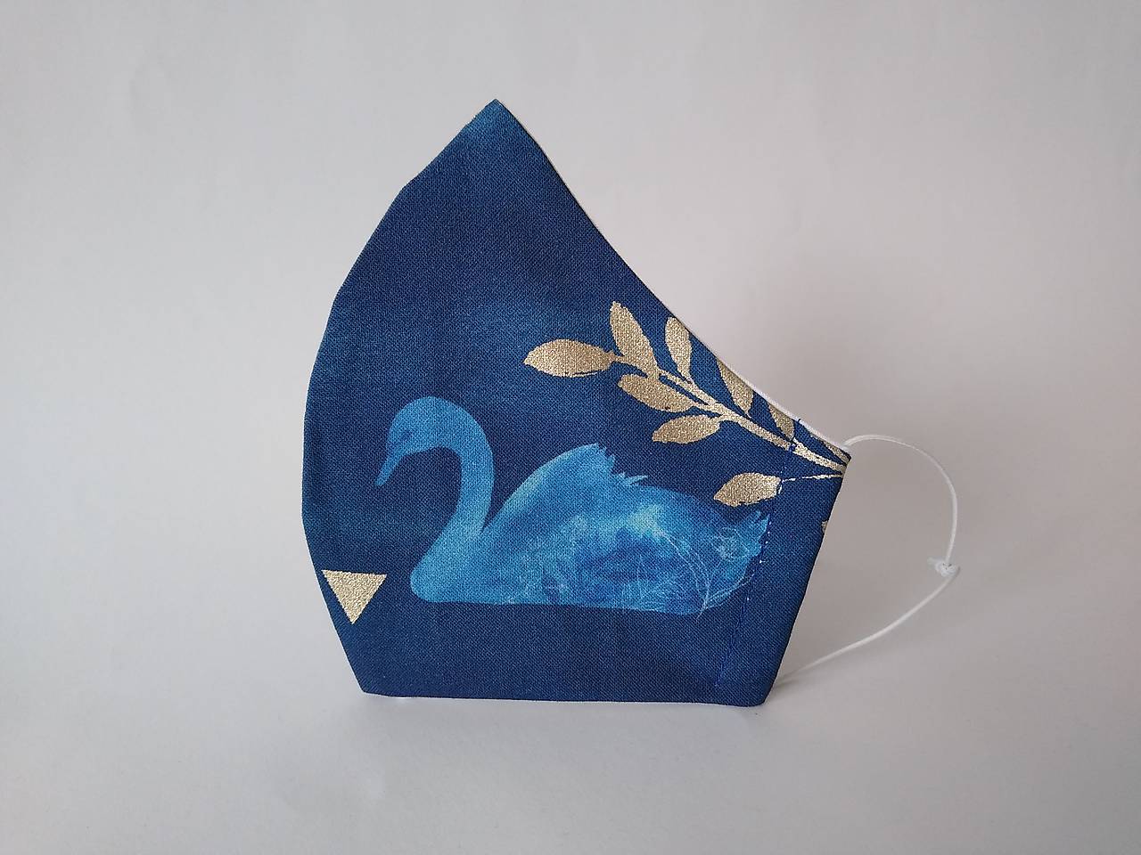 Dizajnové rúško labute modré prémiová bavlna antibakteriálne s časticami striebra dvojvrstvové tvarované