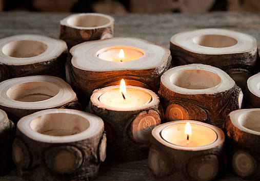 Svietidlá a sviečky - Okatý drevený svietnik prírodný - 12584007_