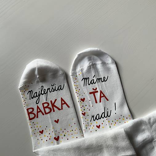 Maľované ponožky pre babku s nápisom: (Najlepšia babka / "Máme ŤA radi!"  - biele)