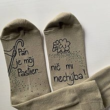 Ponožky, pančuchy, obuv - Motivačné maľované ponožky s nápisom: "Pán je môj pastier!" (Béžové s obrázkom pastierskej palice a ovečky) - 12585436_
