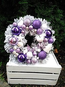 Dekorácie - zasnežený vianočný veniec fialový 33 cm   vv15 - 12590345_