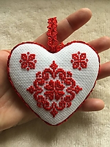 Dekorácie - Srdce vyšívané folklórne červené drobný krížik - 12593897_