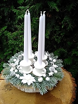 Dekorácie - adventný veniec so šálkami a kónickými sviečkami    av8 - 12594368_
