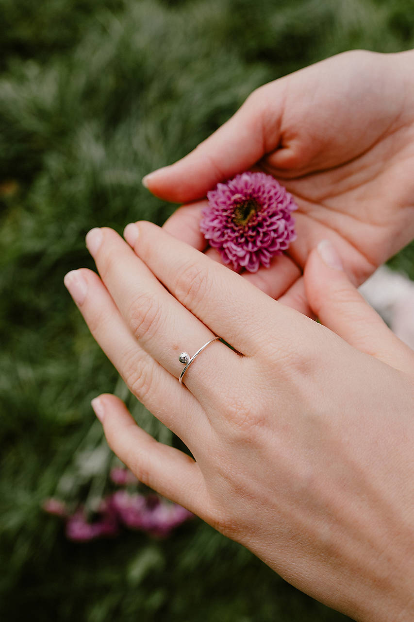 Strieborný prsteň s guličkou