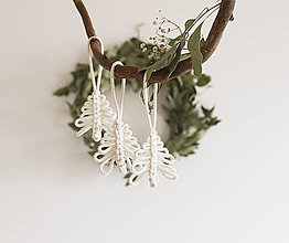 Dekorácie - vianočná makramé ozdoba "stromček" (natural biela) - 12601392_