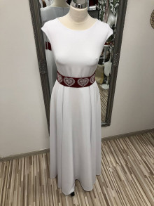Šaty - Dlhé šaty s vyšívaným červeným opaskom - 12603053_