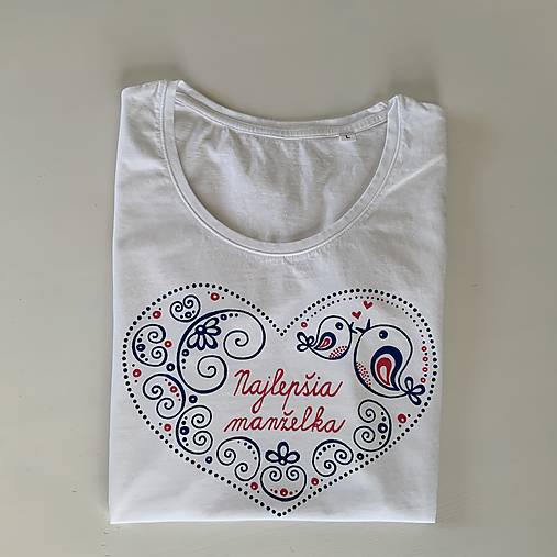 Maľované tričko s ľudovoladený vzorom v tvare srdca a (s nápisom “Najlepšia manželka“)