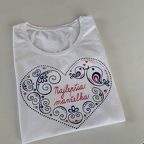 Maľované tričko s ľudovoladený vzorom v tvare srdca a (s nápisom “Najlepšia manželka“)