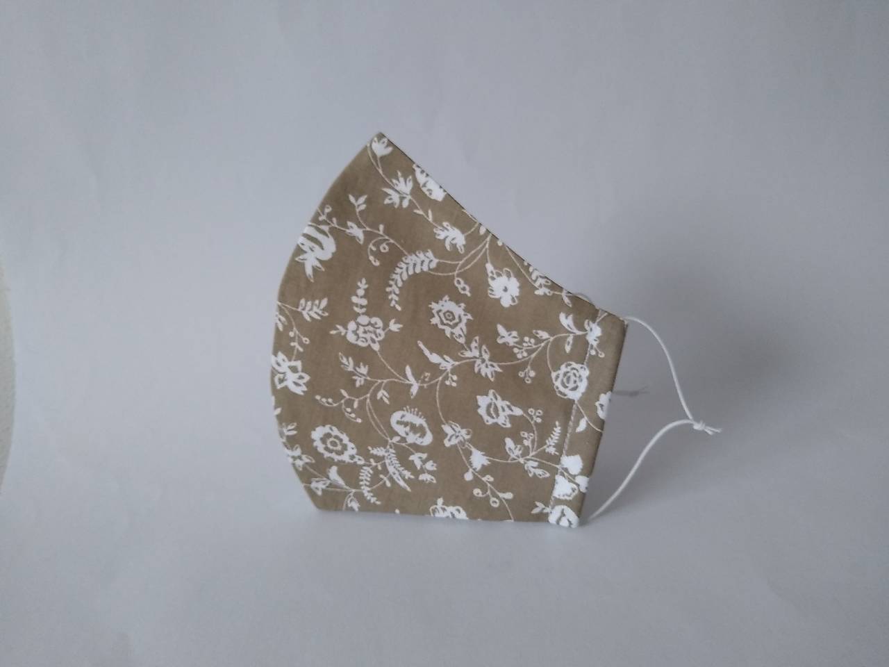 Dizajnové rúško kvety hnedá tvarované dvojvrstvové