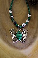 Náhrdelníky - "malachit" náhrdelník motýľ - 12623435_