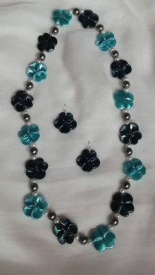 Sady šperkov - Náhrdelník a náušnice umelé fialky (tyrkys-tm.modrá-sivá) - 12624819_