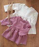 Detské oblečenie - Lastovička - detské ľanové šaty s riasením a dlhými rukávmi - 12620650_