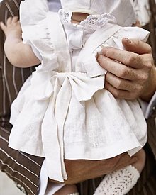 Detské oblečenie - Ľanové šaty s volánmi a mašľou (biela) - 12620363_