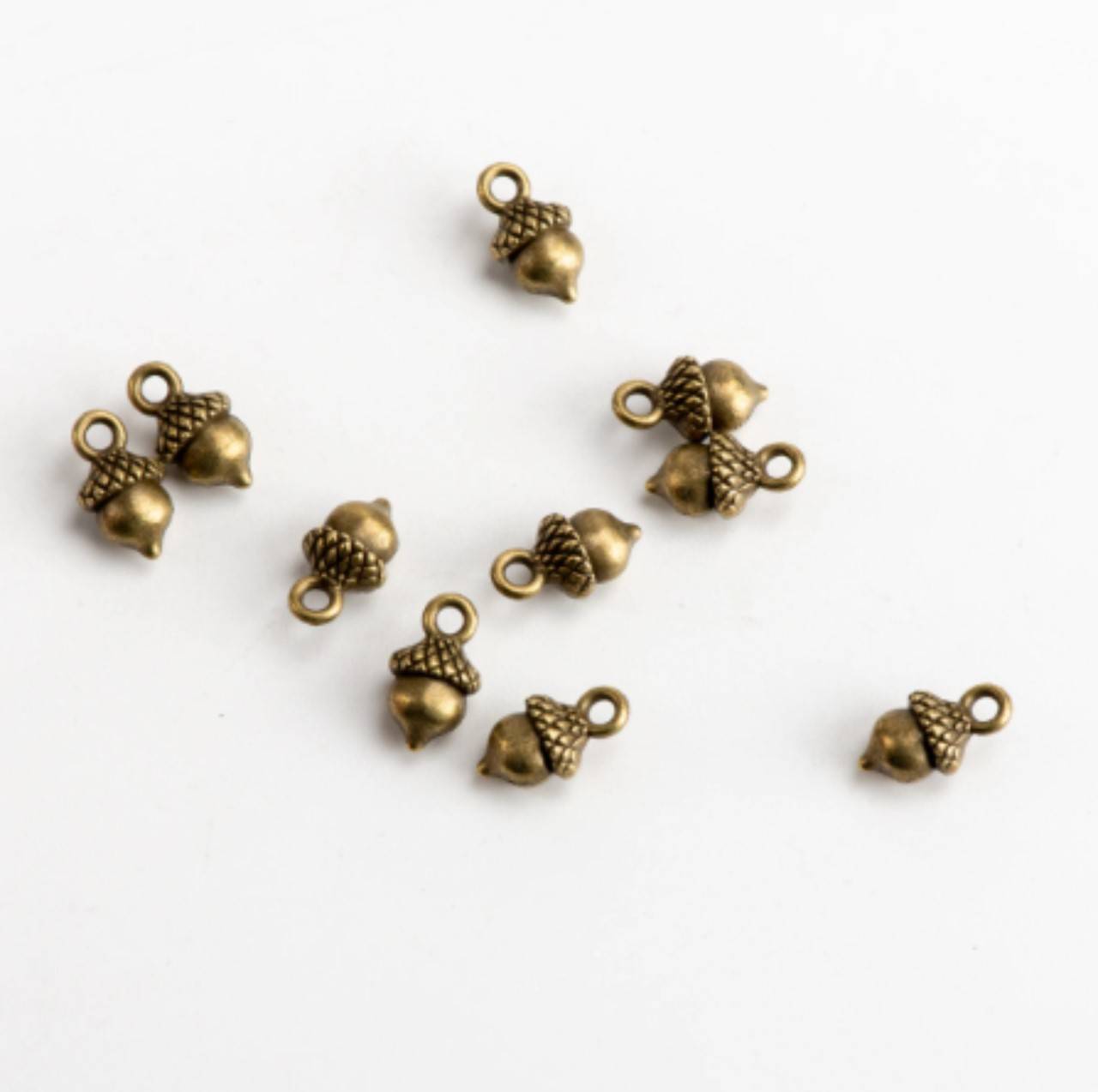 PR102 Prívesok žaluď 1,3 x 0,6 cm (Meď/Bronz)
