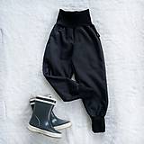 Detské oblečenie - Zimné softshellové nohavice čierne zateplené s barančekom - 12632492_
