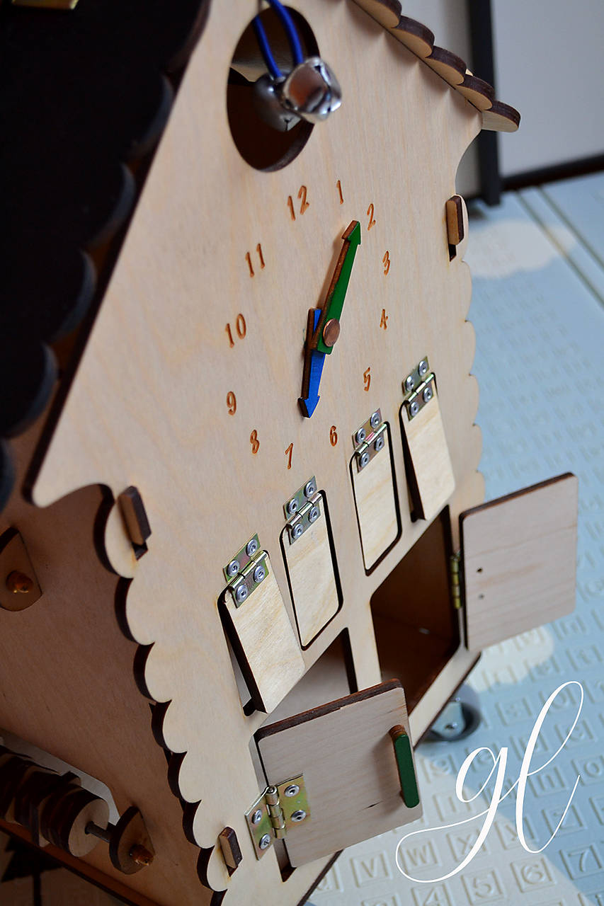 Drevený domček s menom dieťatka (chlapčenský domček)