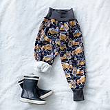 Detské oblečenie - Zimné softshellové nohavice stroje zateplené s barančekom - 12632646_
